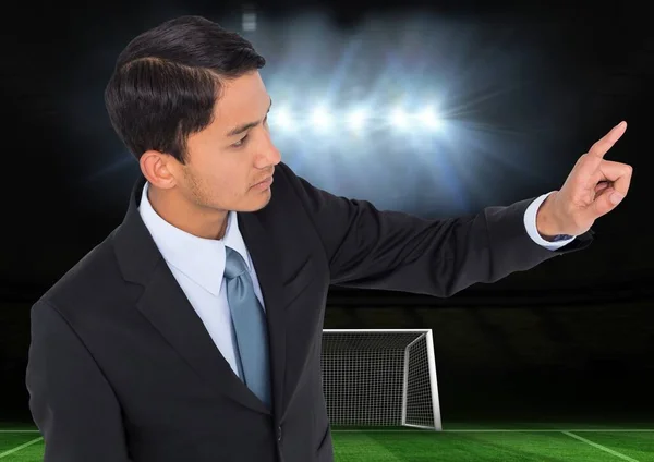Asiatischer Geschäftsmann Berührt Einen Unsichtbaren Gegenstand Auf Einem Fußballfeld Mit — Stockfoto