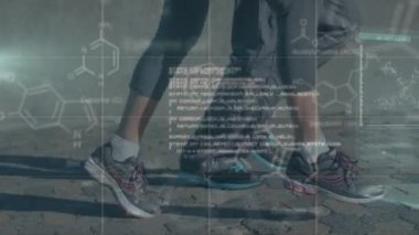 Çeşitli insanların koşması üzerine veri işleme animasyonu. global spor, aktif yaşam tarzı ve veri işleme kavramı dijital olarak oluşturulmuş video.