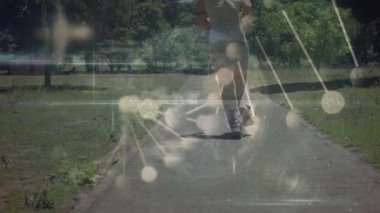 DNA iplikçiklerinin dönmesi ve beyaz kadının koşması üzerine veri işleme animasyonu. global spor, aktif yaşam tarzı ve veri işleme kavramı dijital olarak oluşturulmuş video.