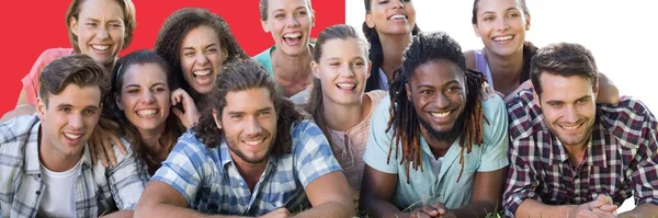 Grupo Pessoas Diversas Sorrindo Contra Fundo Tom Duplo Vermelho Branco — Fotografia de Stock