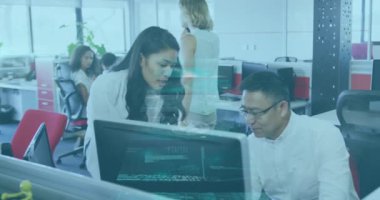 Çeşitli iş adamlarının bilgisayar kullanarak veri işleme animasyonları. küresel iş ve dijital arayüz kavramı dijital olarak oluşturulmuş video.