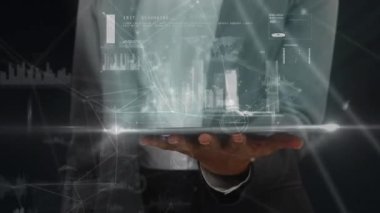 Tablet kullanan beyaz iş adamının veri işleme animasyonu. küresel iş ve dijital arayüz kavramı dijital olarak oluşturulmuş video.