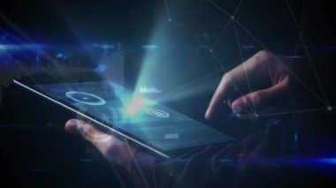 Tablet kullanan beyaz iş adamının veri işleme animasyonu. küresel iş ve dijital arayüz kavramı dijital olarak oluşturulmuş video.