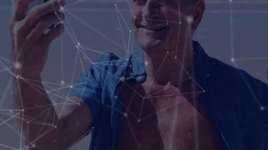 Medya simgelerinin plajdaki beyaz adam üzerinde canlandırılması. küresel iş ve dijital arayüz kavramı dijital olarak oluşturulmuş video.