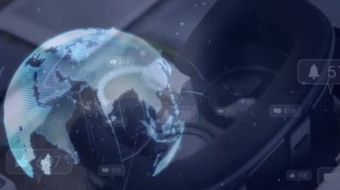 VR kulaklık üzerinde veri işleme ve küre animasyonu. küresel iş ve dijital arayüz kavramı dijital olarak oluşturulmuş video.