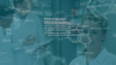 Çeşitli bilim adamları üzerinde veri işleme ve kimyasal formüllerin animasyonu. küresel bilim, tıp ve dijital arayüz kavramı dijital olarak üretilen video.