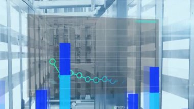 Şehir manzarası üzerinde finansal veri işleme animasyonu. küresel teknoloji, dijital arayüz ve ağ konsepti dijital olarak oluşturulmuş video.