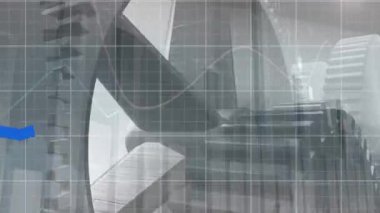 Gri arka plandaki çark üzerinde finansal veri işleme animasyonu. küresel teknoloji, dijital arayüz ve ağ konsepti dijital olarak oluşturulmuş video.