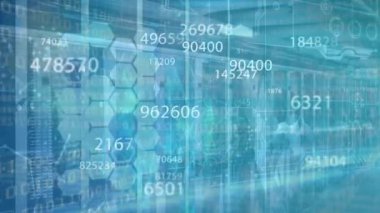 Sunucu odasında veri işleme animasyonu. küresel teknoloji, bilgisayar ve dijital arayüz kavramı dijital olarak oluşturulmuş video.