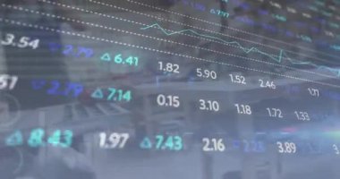 Çeşitli insanlar üzerinde borsa animasyonu. küresel iş, finans ve veri işleme kavramı dijital olarak oluşturulmuş video.