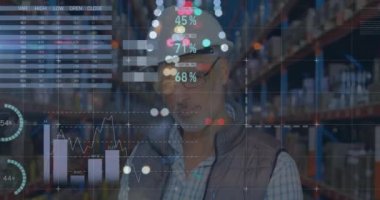 Grafiklerin ve finansal verilerin mutlu beyaz erkek depo çalışanı üzerinden canlandırılması. finans, ekonomi, iş ve paket konsepti dijital olarak oluşturulmuş video.