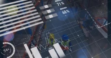 Beyaz erkek depo çalışanları üzerinde grafiklerin ve finansal verilerin animasyonu. finans, ekonomi, iş ve paket konsepti dijital olarak oluşturulmuş video.