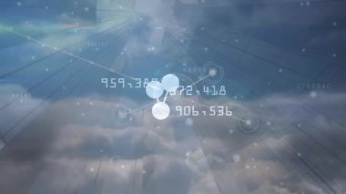 Bağlantılar ağının animasyonu ve gökyüzü üzerinde bulutlarla çeşitli veriler. küresel bağlantılar, veri işleme ve teknoloji konsepti dijital olarak oluşturulmuş video.
