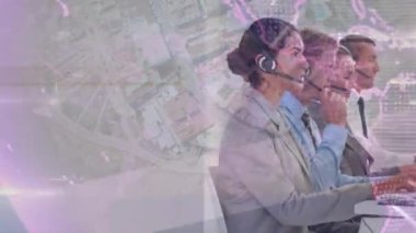 Telefon kulaklığı kullanan çeşitli iş adamlarının veri işleme animasyonları. küresel iş ve dijital arayüz kavramı dijital olarak oluşturulmuş video.