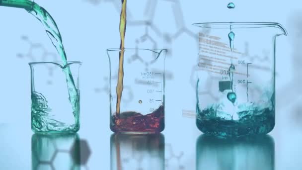 Molekulák Animációja Reagensekre Öntve Laboratóriumi Poharakba Kék Háttérrel Tudomány Kémia — Stock videók