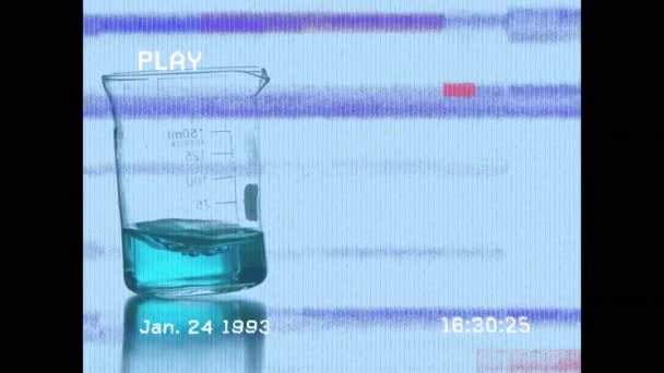 Animacja Ekranu Usterką Szkle Laboratoryjnym Odczynnikiem Niebieskim Tle Nauka Chemia — Wideo stockowe