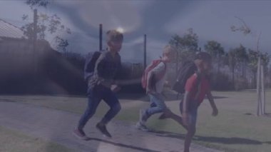 Saatin animasyonu çeşitli okul çocuklarının koşuşturması üzerine hareket ediyor. küresel iş ve dijital arayüz kavramı dijital olarak oluşturulmuş video.