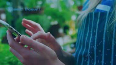 Beyaz kadın akıllı telefon kullanarak veri işleme animasyonu. küresel perakende, teknoloji ve veri işleme kavramı dijital olarak oluşturulmuş video.