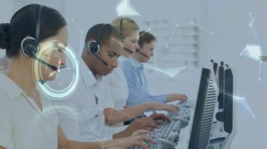Telefon kulaklığı kullanan çeşitli iş adamlarının veri işleme animasyonları. küresel iş ve dijital arayüz kavramı dijital olarak oluşturulmuş video.