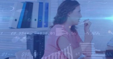 Kafkas kadın doktor ve hastasının mali veri işleme animasyonu. küresel tıp, sağlık hizmetleri ve veri işleme kavramı dijital olarak oluşturulmuş video.