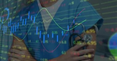 Gülümseyen beyaz erkek doktor üzerinden finansal veri işleme animasyonu. küresel tıp, sağlık hizmetleri ve veri işleme kavramı dijital olarak oluşturulmuş video.