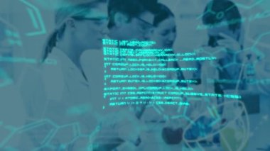 Çeşitli bilim adamları üzerinde veri işleme ve kimyasal formüllerin animasyonu. küresel bilim, teknoloji ve veri işleme kavramı dijital olarak oluşturulmuş video.