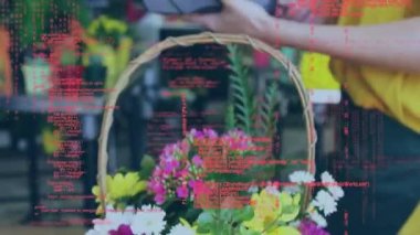 Kredi kartıyla ödeme yapan melez bir adamın veri işleme animasyonu. küresel perakende, teknoloji ve veri işleme kavramı dijital olarak oluşturulmuş video.