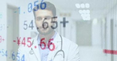 Gülümseyen beyaz erkek doktor üzerinden finansal veri işleme animasyonu. küresel tıp, sağlık hizmetleri ve veri işleme kavramı dijital olarak oluşturulmuş video.