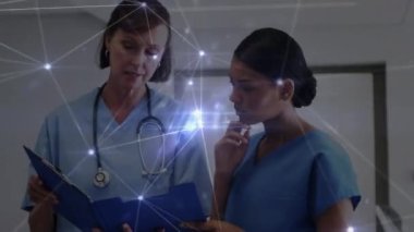 Çeşitli doktorlar üzerindeki bağlantı ağının animasyonu. küresel sağlık, sağlık ve bağlantılar konsepti dijital olarak oluşturulmuş video.