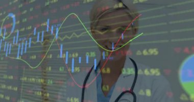 Beyaz kadın doktor üzerinden finansal veri işleme animasyonu. küresel tıp, sağlık hizmetleri ve veri işleme kavramı dijital olarak oluşturulmuş video.