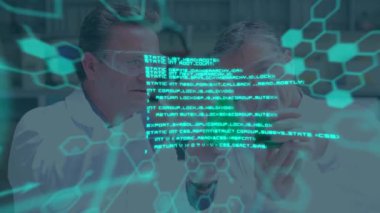 Kafkas erkek bilim adamları üzerinde veri işleme animasyonu. küresel bilim, veri işleme ve dijital arayüz kavramı dijital olarak oluşturulmuş video.