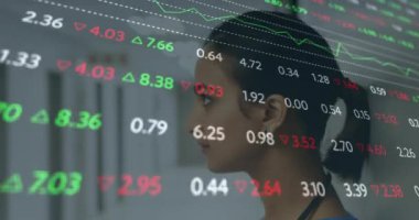 Gülümseyen melez kadın doktor üzerinden finansal veri işleme animasyonu. küresel tıp, sağlık hizmetleri ve veri işleme kavramı dijital olarak oluşturulmuş video.