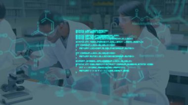 Çeşitli erkek ve kadın bilim adamları üzerinde veri işleme animasyonu. küresel bilim, veri işleme ve dijital arayüz kavramı dijital olarak oluşturulmuş video.