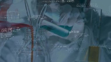 Kafkas kadın bilim adamları üzerinde matematiksel denklemlerin animasyonu. küresel bilim, veri işleme ve dijital arayüz kavramı dijital olarak oluşturulmuş video.