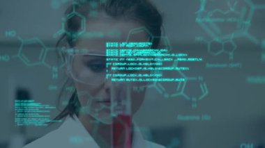 Kafkas kadın bilim adamı üzerinde veri işleme animasyonu. küresel bilim, veri işleme ve dijital arayüz kavramı dijital olarak oluşturulmuş video.