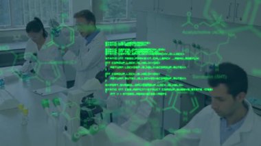 Çeşitli erkek ve kadın bilim adamları üzerinde veri işleme animasyonu. küresel bilim, veri işleme ve dijital arayüz kavramı dijital olarak oluşturulmuş video.