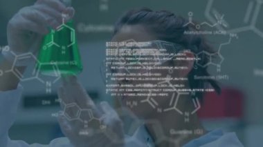 Çift ırklı kadın bilim adamının veri işleme animasyonu. küresel bilim, veri işleme ve dijital arayüz kavramı dijital olarak oluşturulmuş video.