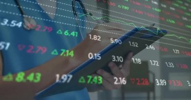 Kafkas erkek doktor yazıları üzerinden finansal veri işleme animasyonu. küresel tıp, sağlık hizmetleri ve veri işleme kavramı dijital olarak oluşturulmuş video.