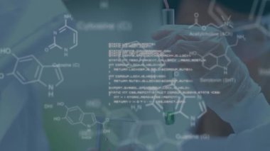 Çeşitli erkek ve kadın bilim adamları üzerinde veri işleme animasyonu. küresel bilim, veri işleme ve dijital arayüz kavramı dijital olarak oluşturulmuş video.