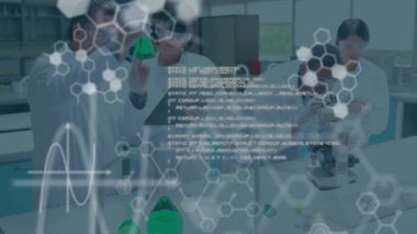 Çeşitli erkek ve kadın bilim adamları üzerinde veri işleme animasyonu. küresel bilim, veri işleme ve dijital arayüz kavramı dijital olarak oluşturulmuş video.