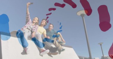 Renkli şekillerin, gülümseyen beyaz arkadaşlara göre canlandırılması. global spor ve dijital arayüz konsepti dijital olarak oluşturulmuş video.