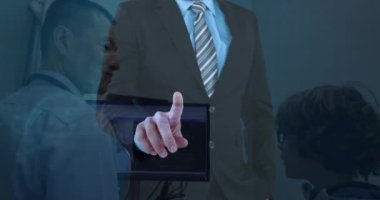 Kafkas iş adamı animasyonu ve çeşitli doktorlar üzerinde bilgisayar devre kartı olan kafa. küresel tıp, sağlık ve bağlantılar konsepti dijital olarak oluşturulmuş video.