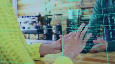 Akıllı telefonla ödeme yapan beyaz kadın hakkında veri işleme animasyonu. küresel perakende, teknoloji ve veri işleme kavramı dijital olarak oluşturulmuş video.