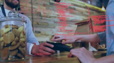 Akıllı telefondan ödeme yapan beyaz adamın veri işleme animasyonu. küresel perakende, teknoloji ve veri işleme kavramı dijital olarak oluşturulmuş video.