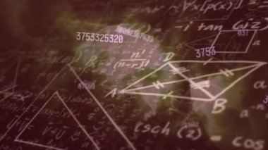 Matematiksel denklemlerin siyah arkaplandaki şekiller üzerinde canlandırılması. küresel eğitim ve dijital arayüz kavramı dijital olarak oluşturulmuş video.