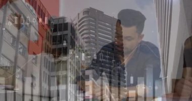 Dizüstü bilgisayarla çeşitli iş adamları üzerinde finansal veri işleme animasyonu. küresel iş, finans, veri işleme ve teknoloji konsepti dijital olarak oluşturulmuş video.
