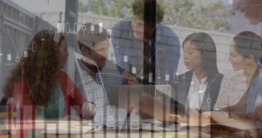 Dizüstü bilgisayarla çeşitli iş adamları üzerinde finansal veri işleme animasyonu. küresel iş, finans, veri işleme ve teknoloji konsepti dijital olarak oluşturulmuş video.