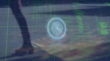 Veri işleme üzerinde hareket eden saat animasyonu ve yürüyen insanlar. küresel iş ve dijital arayüz kavramı dijital olarak oluşturulmuş video.