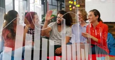 Dizüstü bilgisayarla çeşitli iş adamları üzerinde finansal veri işleme animasyonu. küresel iş, finans, veri işleme ve teknoloji konsepti dijital olarak oluşturulmuş video.