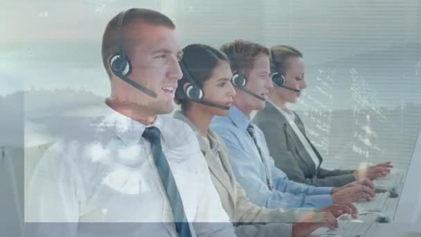 Animation Der Datenverarbeitung Über Verschiedene Geschäftsleute Mit Telefon Headsets Globales — Stockvideo